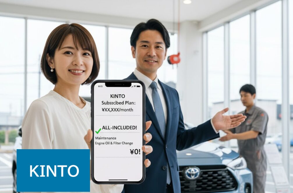 KINTO正規販売店で、女性がスマートフォンを持ち、画面にKINTOのサブスクリプションプランでオイルとフィルター交換が無料と表示されている。男性のディーラースタッフが車の方向を指している。