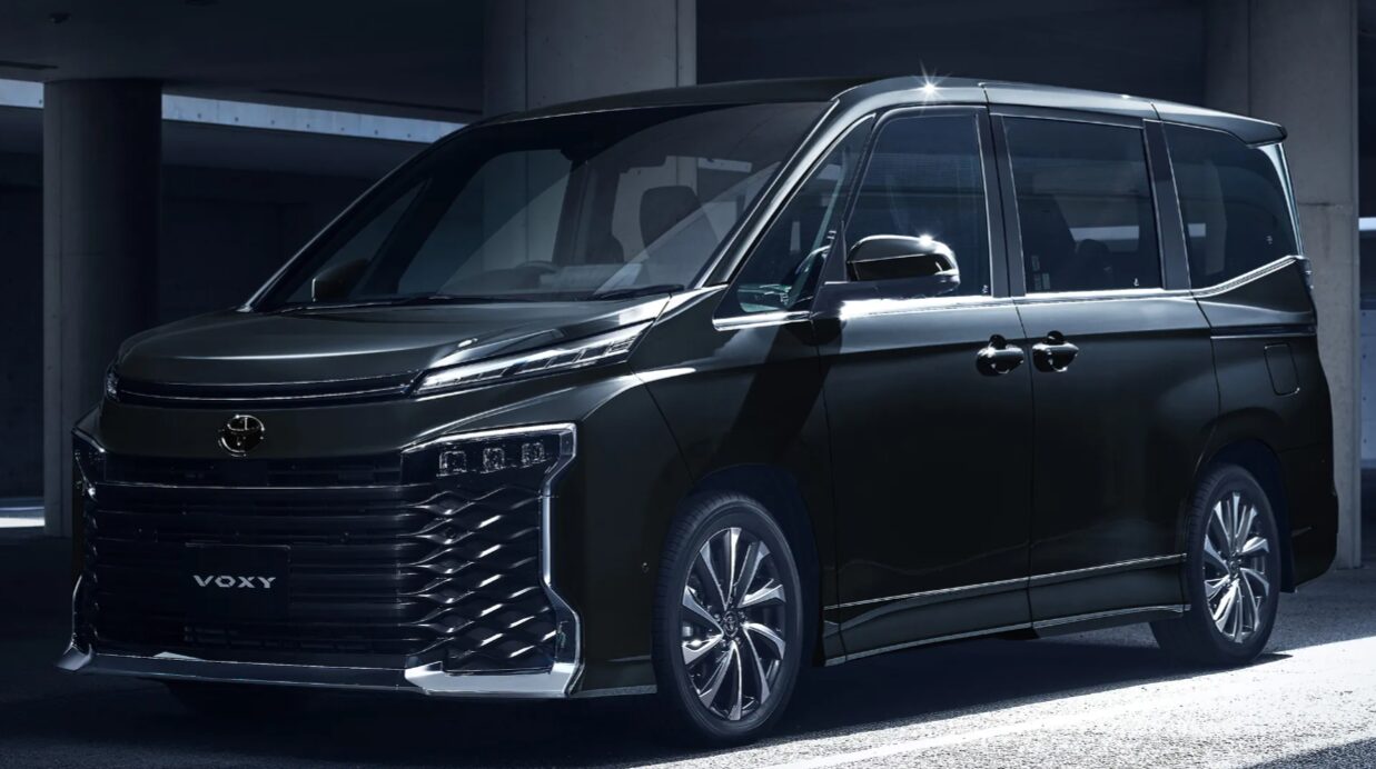 トヨタ ヴォクシー:エアロが特徴的な感性を刺激する先鋭・独創的なスタイル。KINTO公式サイトでチェック