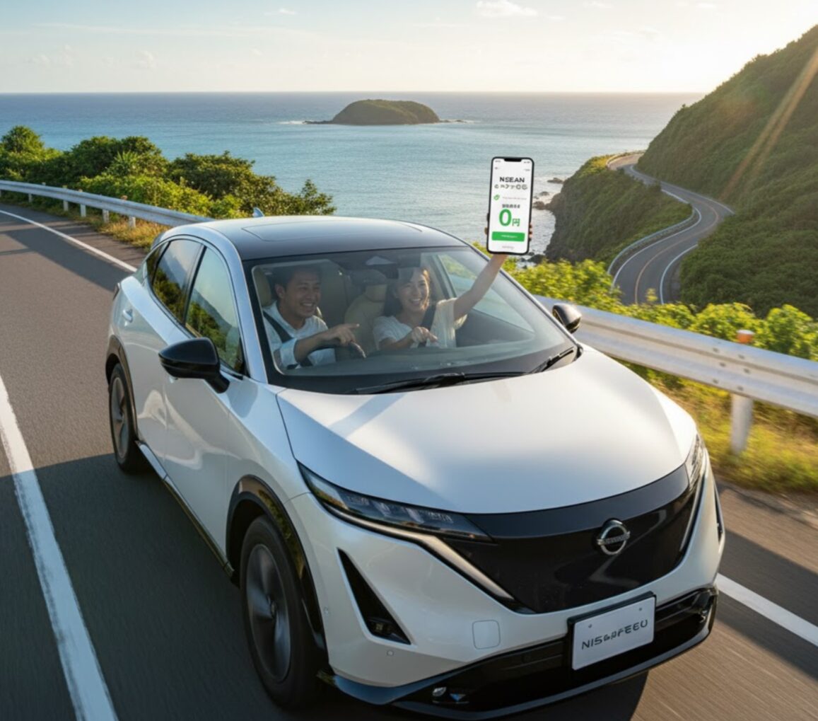 景色の良い海岸線をEVカーでドライブしながら、スマホに表示された距離料金0円を示すアプリ画面を見せる男女。