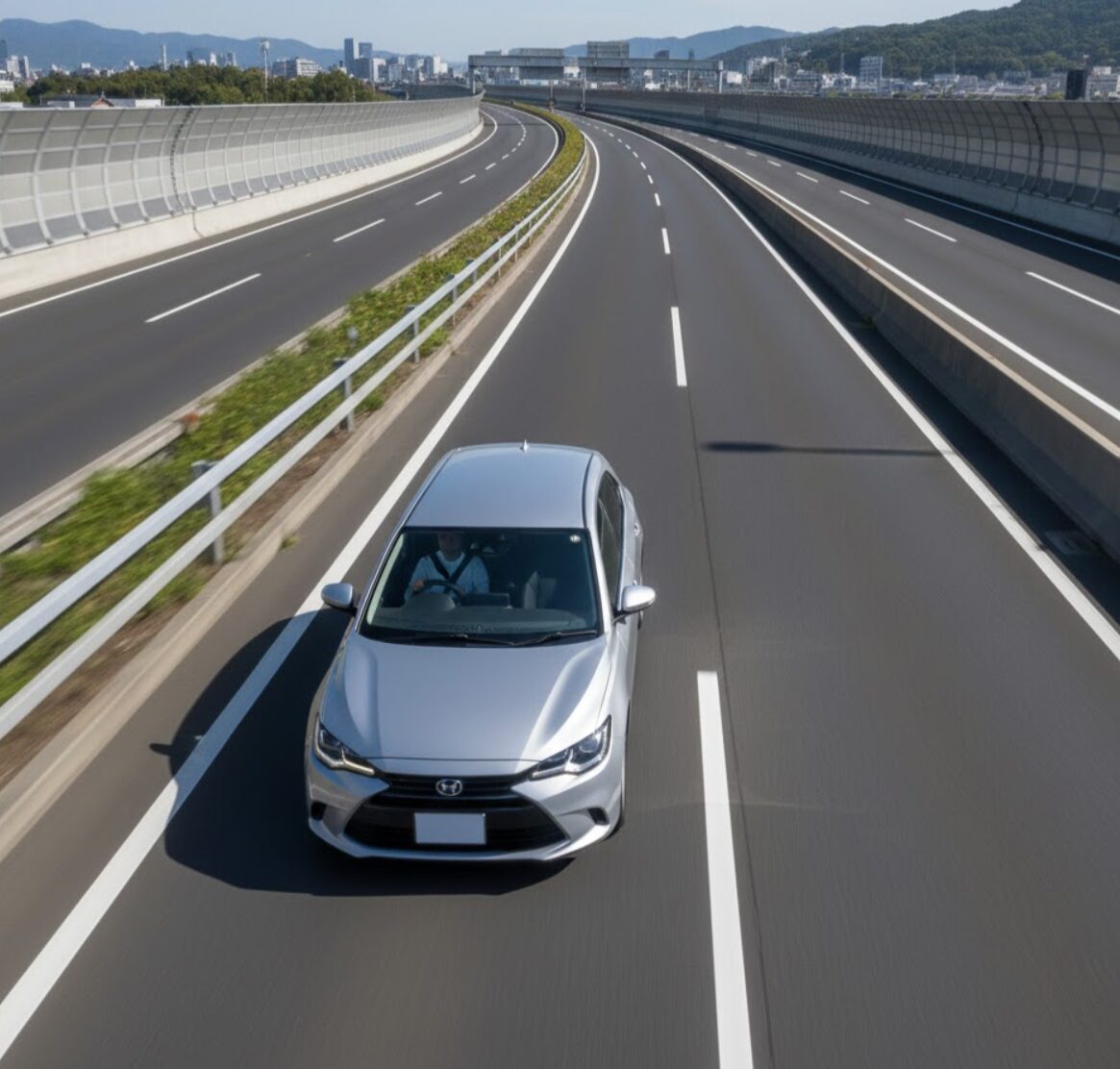 2,200円からの破格の価格で利用できる「片道GO\!」を利用し、高速道路を快適に走行するレンタカーの様子。サービスのお得感を表現。