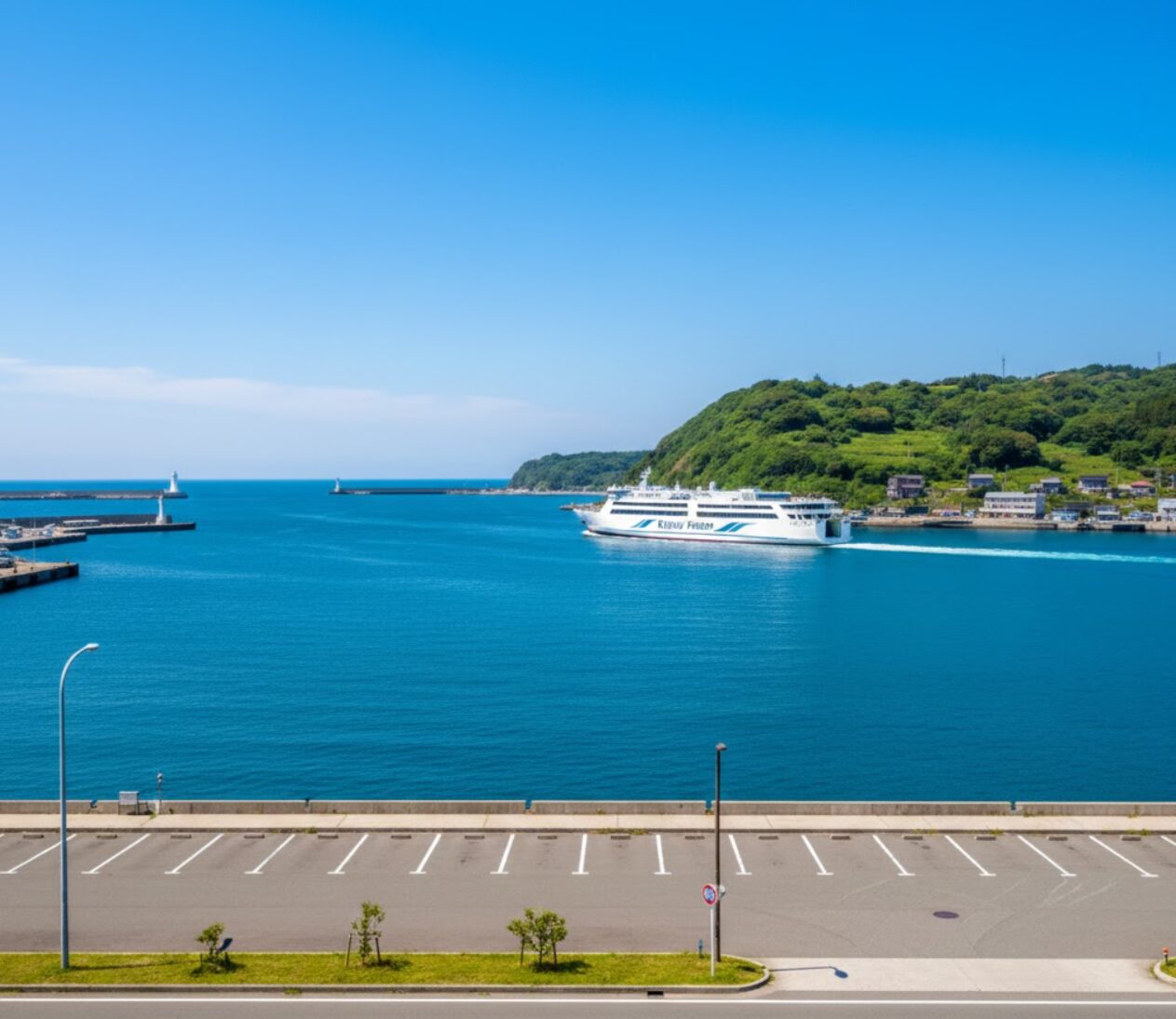 壱岐島の芦辺港付近のフェリーターミナルと海辺の風景。乗り捨てサービスを利用した効率的な島内移動を連想させる。