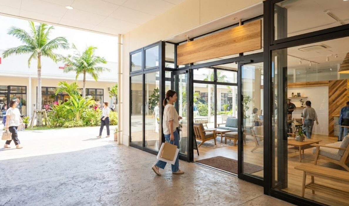 沖縄の大型ショッピングモール「イーアス豊崎」内にあり、買い物のついでに立ち寄りやすい開放的な車の販売店。